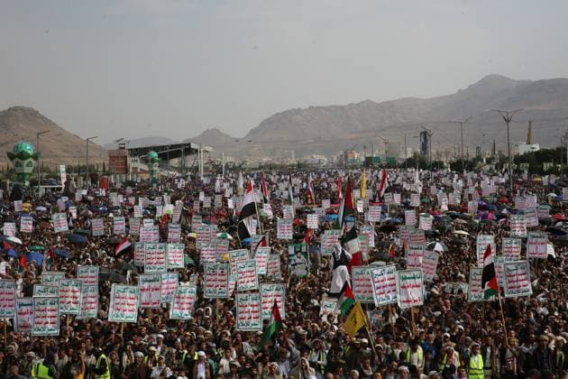 Bilder des Jahres 2025, News 06 Juni News Themen der Woche KW25 News Bilder des Tages Houthis protest against Israeli airstrikes on Iran- Houthi supporters hold anti-US and Israel placards and wave the flags of the Iran-backed axis of resistance during a protest against the Israeli airstrikes on Iran, in Sana a, Yemen, 20 June 2025. IMAGO Sanaa Yemen Copyright: xHamzaxAlix