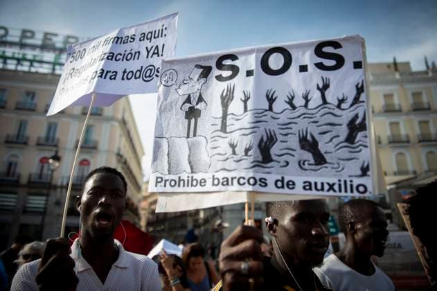 Bilder des Jahres 2025, News 06 Juni News Themen der Woche KW25 News Bilder des Tages World Refugee Day rally at Puerta del Sol A group of people demonstrate at a World Refugee Day rally at Puerta del Sol on June 20, 2025, in Madrid Spain Related groups mobilize to demand the right to migrate against the killer border regime that the European Union has been reinforcing for years Only 3 7 of the worlds population has changed its place of residence, the rest continue to live where they were born The bulk, moreover, are situations of internal displacement 20 JUNE 2025 REFUGEES MANI DEMONSTRATION CONCENTRATION WORLD DAY OF REFUGEES MIGRANTS Madrid Madrid Madrid Spain  Copyright: xJuanxBarbosax 6813544