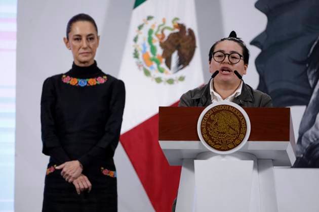 Mexico™s President Claudia Sheinbaum Holds Briefing Of Hurricane Erick Mexico™s President Claudia Sheinbaum Pardo is seen behind while Saira Godinez Gonzalez, spokesperson for the National Union of Application Workers, speak about the Law for Digital Platform Workers that grants them benefits and social security, at briefing conference at National Palace. on June 20, 2025 in Mexico City, Mexico. (Photo by Luis Barron Eyepix Group) Copyright: xLuisxBarron xEyepixxGroupx LB_20062025_159224