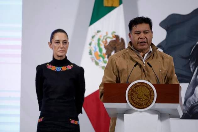 Mexico™s President Claudia Sheinbaum Holds Briefing Of Hurricane Erick Mexico™s President Claudia Sheinbaum Pardo is seen behind while President of the Alianza Nacional de Trabajadores de Plataformas Digitales, Salvador Godinez Gonzalez, speak about the Law for Digital Platform Workers that grants them benefits and social security, at briefing conference at National Palace. on June 20, 2025 in Mexico City, Mexico. (Photo by Luis Barron Eyepix Group) Copyright: xLuisxBarron xEyepixxGroupx LB_20062025_159225