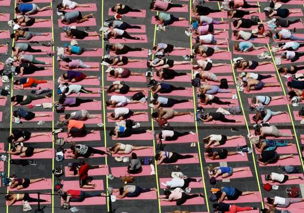 News Themen der Woche KW25 News Bilder des Tages People attend a yoga class in celebration of the summer solstice at the 23rd annual all-day outdoor yoga event in Times Square in New York City on Friday, June 20, 2025.  NYP20250620122 JohnxAngelillo