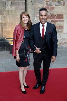 Patrick Dewayne mit Ehefrau Cornelia Dewayne bei der Eröffnung der 74. Bad Hersfelder Festspiele 2025 mit dem Theaterstück Sommernachtsträume in der Stiftsruine. Bad Hersfeld, 20.06.2025 *** Patrick Dewayne with his wife Cornelia Dewayne at the opening of the 74 Bad Hersfeld Festival 2025 with the play Midsummer Nights Dreams in the Bad Hersfeld Abbey Ruins, 20 06 2025 Foto:xM.xWehnertx xFuturexImagex festspiele_5627