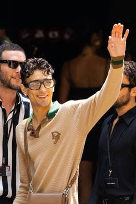 News - Dolce & Gabbana - Arrivals - Milan Fashion Week - Menswear Spring Summer 2026 A guest is seen at the Dolce &amp; Gabbana fashion show during the Milan Menswear Spring Summer 2026 Fashion Week on June 21, 2025 in Milan, Italy. Photo: Cinzia Camela. MILAN Metropol Italy Copyright: xCinziaxCamelax xLiveMediax LPN_1932073