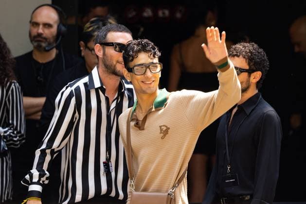 News - Dolce & Gabbana - Arrivals - Milan Fashion Week - Menswear Spring Summer 2026 A guest is seen at the Dolce &amp; Gabbana fashion show during the Milan Menswear Spring Summer 2026 Fashion Week on June 21, 2025 in Milan, Italy. Photo: Cinzia Camela. MILAN Metropol Italy Copyright: xCinziaxCamelax xLiveMediax LPN_1932075