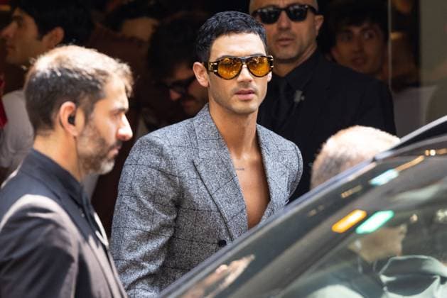 News - Dolce & Gabbana - Arrivals - Milan Fashion Week - Menswear Spring Summer 2026 A guest is seen at the Dolce &amp; Gabbana fashion show during the Milan Menswear Spring Summer 2026 Fashion Week on June 21, 2025 in Milan, Italy. Photo: Cinzia Camela. MILAN Metropol Italy Copyright: xCinziaxCamelax xLiveMediax LPN_1932186