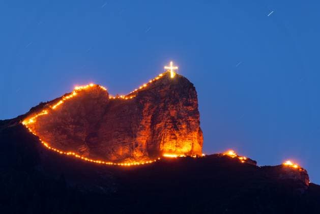 Bilder des Jahres 2025, News 06 Juni News Themen der Woche KW25 News Bilder des Tages News Bilder des Tages Sonnenwendfeuer am Achensee Bergfeuer zur Sommersonnenwende sind an der Rotspitz am Rofan zu sehen., Maurach Tirol Österreich *** Solstice fires at Lake Achensee Mountain fires at the summer solstice can be seen at the Rotspitz on the Rofan, Maurach Tirol Austria
