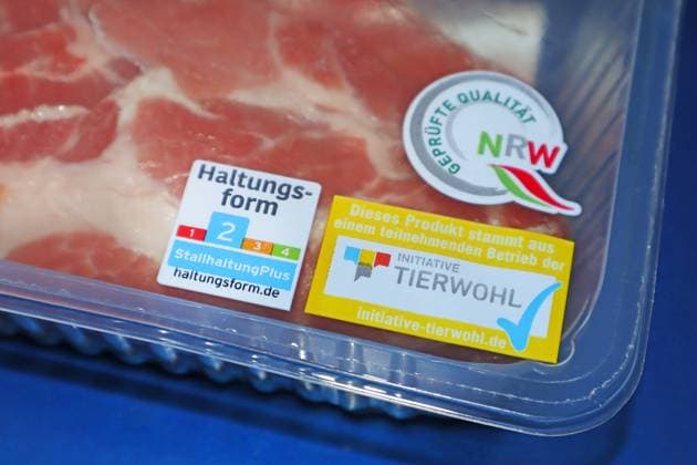 Fleisch als Lebensmittel Auf einer Kunststoffverpackung mit Schweinefleisch ist die in die Kritik geratene Haltungsform 2 angegeben worden. *** Meat as a foodstuff A plastic package containing pork has been labeled with the criticized farming method 2