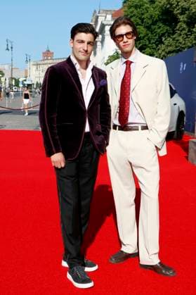 Staatsoper für alle , Red carpet on Bebelplatz, Berlin, 21 06 2025 Guest and Bert Heldt opera bert Influencer Instagram at the arrival to Charles Gounods RomÃ o et Juliette after William Shakespeare at the Staatsoper für Alle on Bebelplatz in Berlin on 21 6 2025 Berlin Staatsoper Unter den Linden Copyright: xAnitaxBuggex