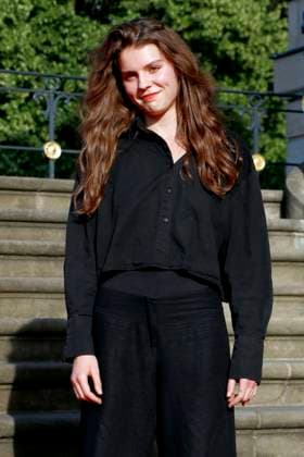 Staatsoper für alle , Red carpet on Bebelplatz, Berlin, 21 06 2025 Rosa CÃ sar Waschke daughter of Mark Waschke arriving at Charles Gounods RomÃ o et Juliette after William Shakespeare at the Staatsoper für Alle on Bebelplatz in Berlin on 21 6 2025 Berlin Staatsoper Unter den Linden Copyright: xAnitaxBuggex