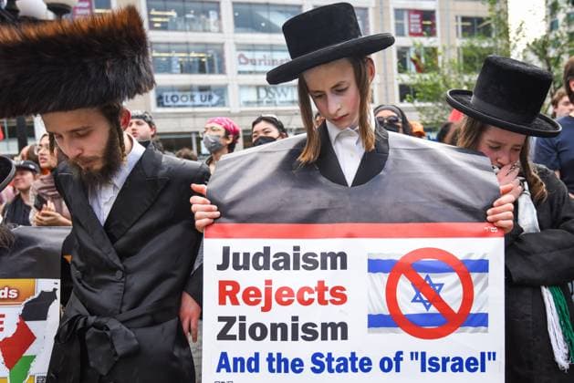 Bilder des Jahres 2025, News 06 Juni News Themen der Woche KW25 News Bilder des Tages News Bilder des Tages Global March To Gaza NYC A large solidarity protest for Gaza takes place in the heart of New York City, United States, on June 21, 2025, with hundreds gathering in Union Square. Protesters wave Palestinian flags and hold signs calling for an end to the siege and violence in Gaza. Powerful chants for justice and freedom echo through the streets, with people from diverse backgrounds standing united in support of Palestinian rights. New York United States  Copyright: xAymanxArefx originalFilename: aref-notitle250621_npOSH.jpg