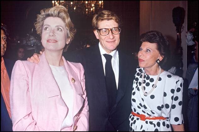 ARCHIVES - CATHERINE DENEUVE, YVES SAINT LAURENT ET SA MERE AU DEFILE, HAUTE COUTURE, AUTOMNE HIVER 1992 1993 Paris France *** Archiv CATHERINE DENEUVE, YVES Heiliger LAURENT und AG MUTTER Au DEFILE, HAUTE NÄHERUNG, Herbst Winter 1992 1993 Paris Frankreich  Copyright: xBERTRANDxRINDOFFxPETROFFx xBESTIMAGExBERTRANDxRINDOFFxPETROFFx xBESTIMAGEx