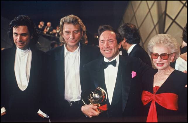 ARCHIVES - JEAN MICHEL JARRE , JOHNNY HALLYDAY, PAUL ANKA ET PAULETTE COQUATRIX - PAUL ANKA EST RECOMPENSE LORS DES VICTOIRES DE LA MUSIQUE EN 1994 POUR SA CARRIERE ET SA CHANSON MY WAY France *** Archiv JEAN Michael JARRE , JOHNNY HALLYDAY, Paul ANKA und PAULETTE COQUATRIX Paul ANKA ist RECOMPENSE LORS DES VICTOIRES von DIE Musik IN 1994 für AG CARRIERE und AG Song MY WAY Frankreich  Copyright: xBERTRANDxRINDOFFxPETROFFx xBESTIMAGExBERTRANDxRINDOFFxPETROFFx xBESTIMAGEx