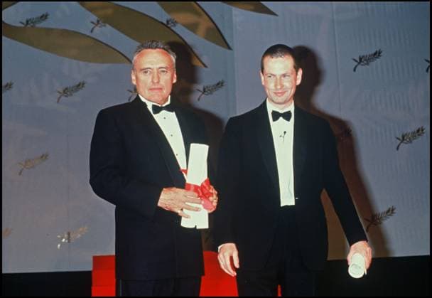 ARCHIVES - DENNIS HOPPER ET LARS VON TRIER AU FESTIVAL DE CANNES EN 1991, LARS VON TRIER RECOIT LE PRIX DU JURY POUR EUROPA France *** Archiv DENNIS HOPPER und LARS VON TRIER Au FESTIVAL von Cannes IN 1991, LARS VON TRIER RECOIT der Preis VON JURY für EUROPA Frankreich  Copyright: xANGELI-RINDOFFx xBESTIMAGExANGELI-RINDOFFx xBESTIMAGEx