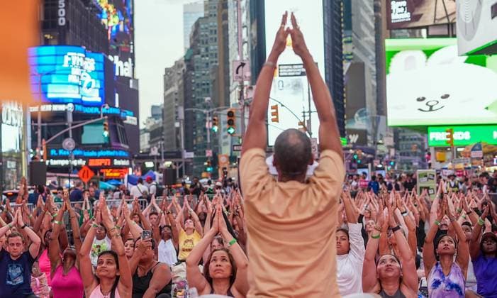 People gather to celebrate the summer solstice in Times Square and the UN NEW YORK CITY, UNITED STATES - JUNE 21: People participate in free yoga practice at the United Nations and Times Square on Friday, June 20, to celebrate June 21 International Day of Yoga and the summer solstice, marking the longest day of the year. Selcuk Acar Anadolu New York United States. Editorial use only. Please get in touch for any other usage.  Copyright: x2025xAnadoluxSelcukxAcarx