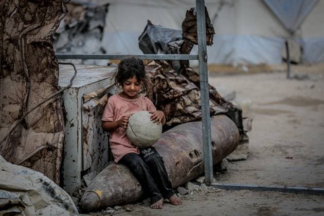 Bilder des Jahres 2025, News 06 Juni News Themen der Woche KW25 News Bilder des Tages Daily life in Gaza under Israeli attacks GAZA CITY, GAZA - JUNE 22: Palestinians try to continue their daily life amid Israeli attacks in Gaza City, Gaza on June 22, 2025. Palestinians, who lost their homes due to the Israeli attacks for more than 20 months, are trying to survive in makeshift tents they set up next to the destroyed and damaged buildings. In addition to shelter, displaced families face serious problems in accessing food, clean water, hygiene supplies and health services. In the shadow of war, children are trying to hold on to life with simple games they play between tents and ruined buildings. Saeed M. M. T. Jaras Anadolu Gaza City Gaza. Editorial use only. Please get in touch for any other usage.  Copyright: x2025xAnadoluxSaeedxM.xM.xT.xJarasx