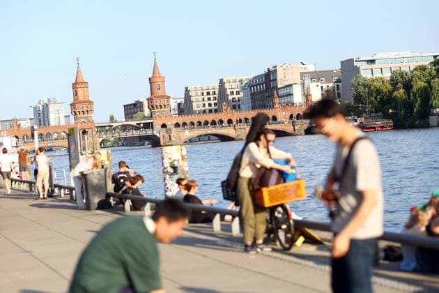 Fte de la Musique, Musikveranstaltung in Berlin, 21.06.2025 Oberbaumbrücke und Spree im Rahmen der Fte de la Musique. Die ursprünglich aus Frankreich stammende Musikveranstaltung findet seit 1982 jeweils am 21. Juni am längsten Tag des Jahres als Straßenveranstaltung statt. Die Fte de la Musique gibt es seit 1995 auch in Berlin und feiert damit dieses Jahr ihr 30-jähriges Jubiläum. 21.06.2025. Berlin Innenstadt *** Fte de la Musique, music event in Berlin, 21 06 2025 Oberbaumbrücke and Spree as part of the Fte de la Musique The music event, which originated in France, has been held as a street event on the longest day of the year on June 21 since 1982 The Fte de la Musique has also been held in Berlin since 1995 and is celebrating its Copyright: xBenxKriemannx