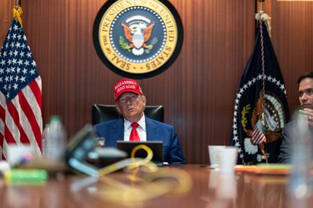Bilder des Jahres 2025, News 06 Juni News Themen der Woche KW25 News Bilder des Tages President Donald Trump is joined by his national security team in the Situation Room of the White House in Washington, DC, on Saturday, June 21, 2025, as U.S. bombers executed strikes on the Islamic Republic of Iran s nuclear infrastructure. The United States targeted the Fordow, Natanz, and Esfahan facilities, with Trump saying they were completely and totally obliterated in a post on Truth Social. Photo via The White House  WAX2025062207 THExWHITExHOUSE