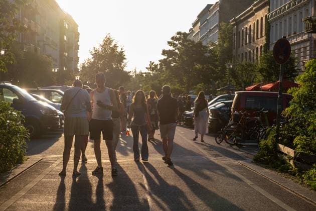 Anlässlich der Fete De La Musique in Berlin sind viele Menschen auf der abendlichen Oderberger Straße in Berlin-Prenzlauer Berg unterwegs. On the occasion of the Fete De La Musique in Berlin, many people are out and about on Oderberger Strasse in Berlin-Prenzlauer Berg in the evening. Fete De La Musique *** On the occasion of the Fete De La Musique in Berlin, many people are out and about on Oderberger Strasse in Berlin Prenzlauer Berg in the evening Fete De La Musique sp2025062143580.jpg