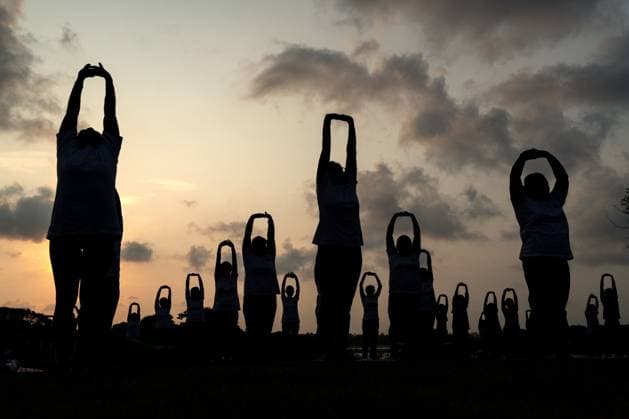 Bilder des Jahres 2025, News 06 Juni (250622) -- BEIJING, June 22, 2025 -- Participants take part in a yoga session to celebrate the International Day of Yoga at Nusa Dua, Bali, Indonesia, June 21, 2025. (Photo by Xinhua) XINHUA PHOTOS OF THE DAY DickyxBsinglasi 