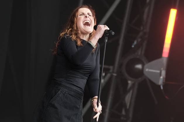 Entertainment Themen der Woche KW25 Entertainment Bilder des Tages Alison Moyet performs at the Isle of Wight festival in Newport, UK - 22 Jun 2025 English singer songwriter Geneviève Alison Jane Ballard, née Moyet, known professionally as Alison Moyet, formerly ALF. performing live on stage at the Isle of Wight Festival. Moyet is known as half of synth-pop duo Yazoo with former Depeche Mode member Vince Clarke. Newport United Kingdom Copyright: xDawnxFletcher-Parkx xSOPAxImagesx almoy (15)