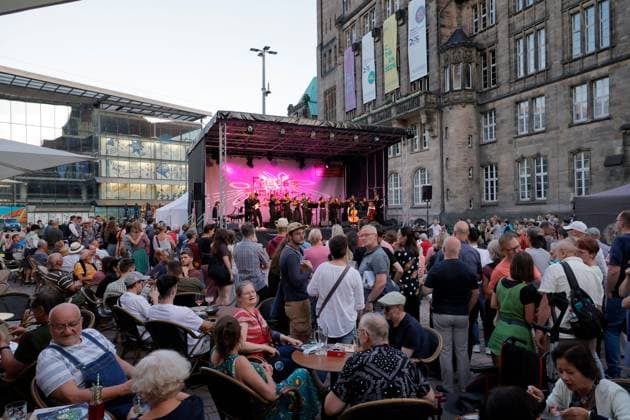 Fete de la Musique 21.06.2026, Chemnitz, Innenstadt, Die FÃªte de la Musique begrüßt heute am 21. Juni wieder den Sommer in der Stadt und das bereits zum 11. Mal! Das Musikfest möchte zu diesem Anlass alle Chemnitzerinnen und Chemnitzern zum Mitmachen, Zuhören und Genießen einladen. In diesem Jahr passiert das alles außerdem sogar an einem Samstag für uns also gleich ein doppelter Grund, um die FÃªte 2025 noch größer und mit noch mehr Musik zu gestalten! Markt Bühne der Chemnitzer Musikschule Chemnitz Sachsen BRD *** Fete de la Musique 21 06 2026, Chemnitz, Innenstadt, The Fête de la Musique welcomes summer to the city again today on June 21 and for the 11th time The music festival would like to invite all Chemnitz reside