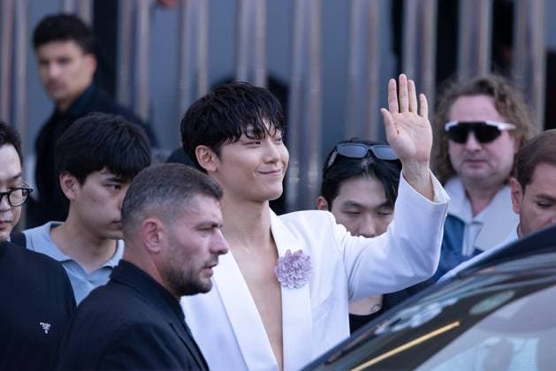 News - Prada - Arrivals - Milan Fashion Week - Menswear Spring Summer 2026 Lee Do-hyun is seen leaving the Prada fashion show during the Milan Menswear Spring Summer 2026 Fashion Week on June 22, 2025 in Milan, Italy. Photo: Cinzia Camela. MILAN Fondazione Prada Italy Copyright: xCinziaxCamelax xLiveMediax LPN_1934051