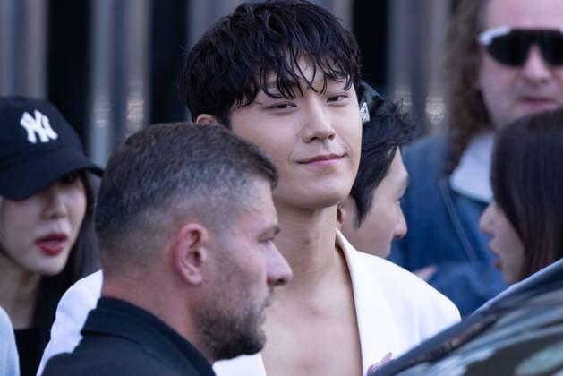 News - Prada - Arrivals - Milan Fashion Week - Menswear Spring Summer 2026 Lee Do-hyun is seen leaving the Prada fashion show during the Milan Menswear Spring Summer 2026 Fashion Week on June 22, 2025 in Milan, Italy. Photo: Cinzia Camela. MILAN Fondazione Prada Italy Copyright: xCinziaxCamelax xLiveMediax LPN_1934053