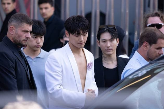 News - Prada - Arrivals - Milan Fashion Week - Menswear Spring Summer 2026 Lee Do-hyun is seen leaving the Prada fashion show during the Milan Menswear Spring Summer 2026 Fashion Week on June 22, 2025 in Milan, Italy. Photo: Cinzia Camela. MILAN Fondazione Prada Italy Copyright: xCinziaxCamelax xLiveMediax LPN_1934057