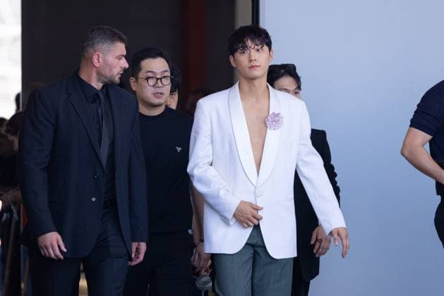 News - Prada - Arrivals - Milan Fashion Week - Menswear Spring Summer 2026 Lee Do-hyun is seen leaving the Prada fashion show during the Milan Menswear Spring Summer 2026 Fashion Week on June 22, 2025 in Milan, Italy. Photo: Cinzia Camela. MILAN Fondazione Prada Italy Copyright: xCinziaxCamelax xLiveMediax LPN_1934064