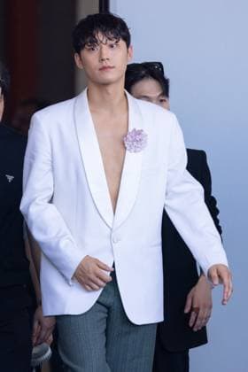 News - Prada - Arrivals - Milan Fashion Week - Menswear Spring Summer 2026 Lee Do-hyun is seen leaving the Prada fashion show during the Milan Menswear Spring Summer 2026 Fashion Week on June 22, 2025 in Milan, Italy. Photo: Cinzia Camela. MILAN Fondazione Prada Italy Copyright: xCinziaxCamelax xLiveMediax LPN_1934066