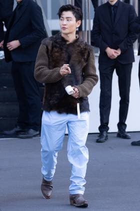 News - Prada - Arrivals - Milan Fashion Week - Menswear Spring Summer 2026 Alvin Chong is seen leaving the Prada fashion show during the Milan Menswear Spring Summer 2026 Fashion Week on June 22, 2025 in Milan, Italy. Photo: Cinzia Camela. MILAN Fondazione Prada Italy Copyright: xCinziaxCamelax xLiveMediax LPN_1934084