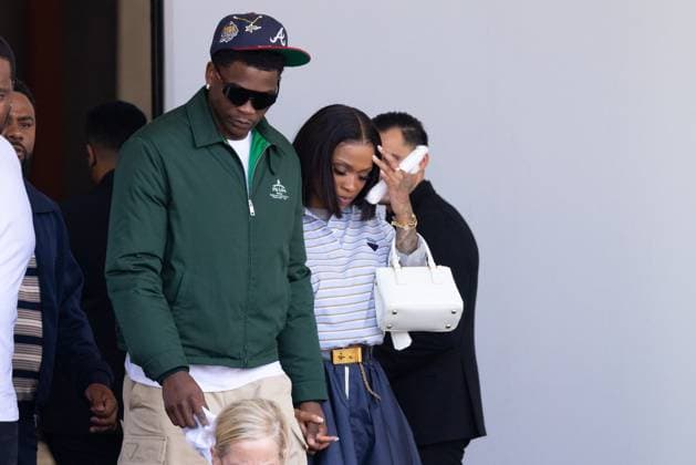 News - Prada - Arrivals - Milan Fashion Week - Menswear Spring Summer 2026 (R-L) Shannon Jackson and Anthony Edwards are seen leaving the Prada fashion show during the Milan Menswear Spring Summer 2026 Fashion Week on June 22, 2025 in Milan, Italy. Photo: Cinzia Camela. MILAN Fondazione Prada Italy Copyright: xCinziaxCamelax xLiveMediax LPN_1934091