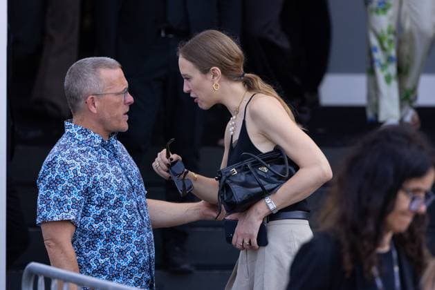 News - Prada - Arrivals - Milan Fashion Week - Menswear Spring Summer 2026 Scott Schuman and a guest are seen leaving the Prada fashion show during the Milan Menswear Spring Summer 2026 Fashion Week on June 22, 2025 in Milan, Italy. Photo: Cinzia Camela. MILAN Fondazione Prada Italy Copyright: xCinziaxCamelax xLiveMediax LPN_1934116