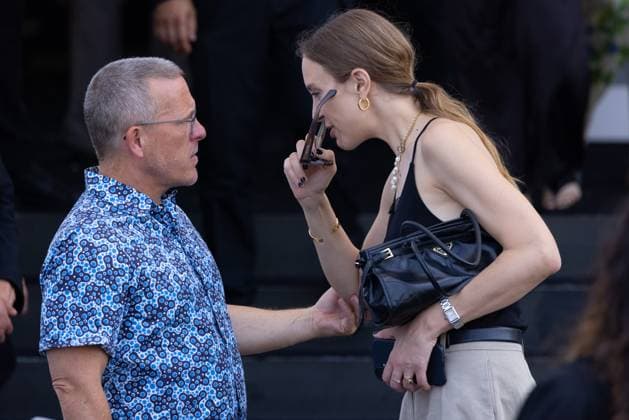News - Prada - Arrivals - Milan Fashion Week - Menswear Spring Summer 2026 Scott Schuman and a guest are seen leaving the Prada fashion show during the Milan Menswear Spring Summer 2026 Fashion Week on June 22, 2025 in Milan, Italy. Photo: Cinzia Camela. MILAN Fondazione Prada Italy Copyright: xCinziaxCamelax xLiveMediax LPN_1934117