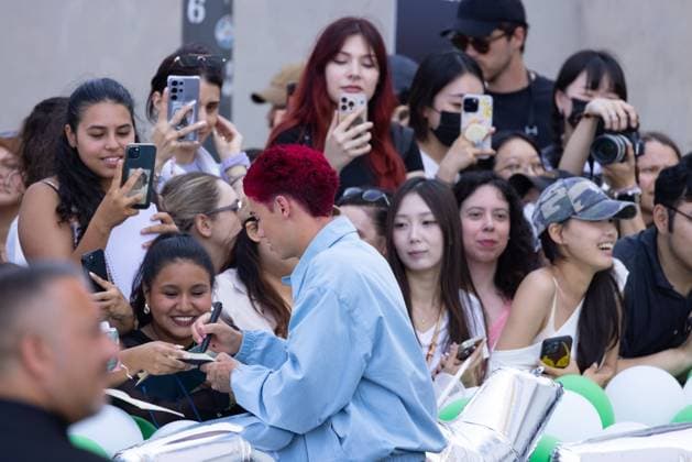 News - Prada - Arrivals - Milan Fashion Week - Menswear Spring Summer 2026 Matteo Sinet signs autograph leaving the Prada fashion show during the Milan Menswear Spring Summer 2026 Fashion Week on June 22, 2025 in Milan, Italy. Photo: Cinzia Camela. MILAN Fondazione Prada Italy Copyright: xCinziaxCamelax xLiveMediax LPN_1934125