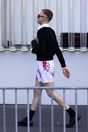 News - Prada - Arrivals - Milan Fashion Week - Menswear Spring Summer 2026 A guest is seen leaving the Prada fashion show during the Milan Menswear Spring Summer 2026 Fashion Week on June 22, 2025 in Milan, Italy. Photo: Cinzia Camela. MILAN Fondazione Prada Italy Copyright: xCinziaxCamelax xLiveMediax LPN_1934165