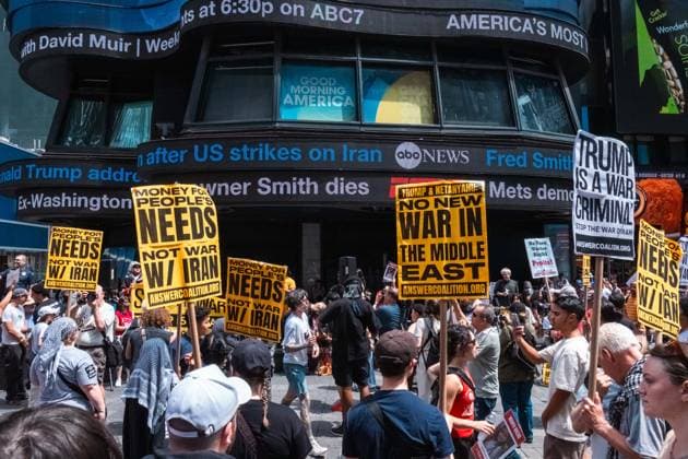 Bilder des Jahres 2025, News 06 Juni News Themen der Woche KW25 News Bilder des Tages June 22, 2025, New York, United States: Protesters hold placards during the rally. Anti-war protesters gathered in Times Square, in the wake of the news of US strikes on 3 nuclear sites in Iran. New York United States - ZUMAs197 20250622_aaa_s197_279 Copyright: xSyndixPilarx