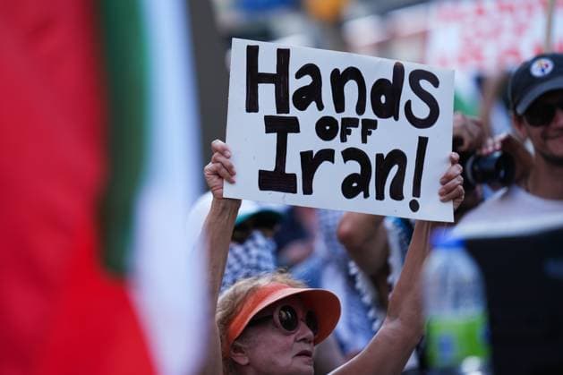 Hands off Iran protest in Toronto TORONTO, CANADA - JUNE 22 : People holding placards and waving Palestinian and Iranian flags gather to protest ongoing attacks on Iran and Gaza, in Toronto, Ontario, Canada on June 22, 2025. Mert Alper Dervis Anadolu Ontario Canada. Editorial use only. Please get in touch for any other usage.  Copyright: x2025xAnadoluxMertxAlperxDervisx