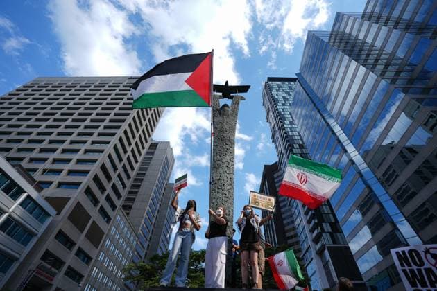 Bilder des Jahres 2025, News 06 Juni News Themen der Woche KW25 News Bilder des Tages Hands off Iran protest in Toronto TORONTO, CANADA - JUNE 22 : People holding placards and waving Palestinian and Iranian flags gather to protest ongoing attacks on Iran and Gaza, in Toronto, Ontario, Canada on June 22, 2025. Mert Alper Dervis Anadolu Ontario Canada. Editorial use only. Please get in touch for any other usage.  Copyright: x2025xAnadoluxMertxAlperxDervisx