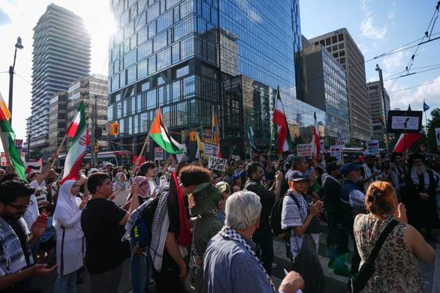 Hands off Iran protest in Toronto TORONTO, CANADA - JUNE 22 : People holding placards and waving Palestinian and Iranian flags gather to protest ongoing attacks on Iran and Gaza, in Toronto, Ontario, Canada on June 22, 2025. Mert Alper Dervis Anadolu Ontario Canada. Editorial use only. Please get in touch for any other usage.  Copyright: x2025xAnadoluxMertxAlperxDervisx