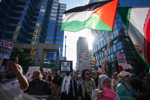 Hands off Iran protest in Toronto TORONTO, CANADA - JUNE 22 : People holding placards and waving Palestinian and Iranian flags gather to protest ongoing attacks on Iran and Gaza, in Toronto, Ontario, Canada on June 22, 2025. Mert Alper Dervis Anadolu Ontario Canada. Editorial use only. Please get in touch for any other usage.  Copyright: x2025xAnadoluxMertxAlperxDervisx