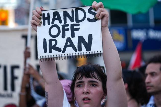 Hands off Iran protest in Toronto TORONTO, CANADA - JUNE 22 : People holding placards and waving Palestinian and Iranian flags gather to protest ongoing attacks on Iran and Gaza, in Toronto, Ontario, Canada on June 22, 2025. Mert Alper Dervis Anadolu Ontario Canada. Editorial use only. Please get in touch for any other usage.  Copyright: x2025xAnadoluxMertxAlperxDervisx