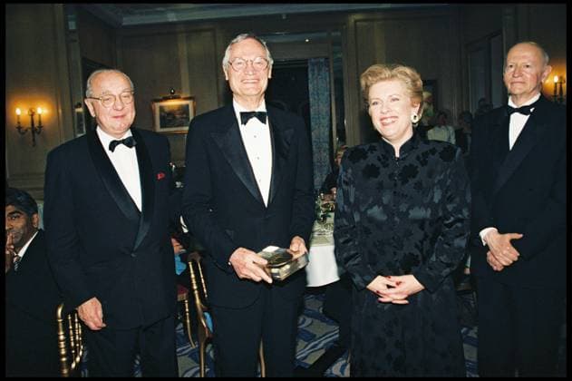 ARCHIVES - ROGER CORMAN RECOIT LE PRIX DU PRODUCTEUR LORS DU FESTIVAL DE CANNES EN 1998, AVEC CATHERINE TRAUTMANN (MINISTRE DE LA CULTURE) ET GILLES JACOB Cannes France *** Archiv ROGER CORMAN RECOIT der Preis VON PRODUKTEUR LORS VON FESTIVAL von Cannes IN 1998, mit CATHERINE TRAUTMANN Minister von DIE Kultur und GILLES JACOB Cannes Frankreich  Copyright: xRINDOFF-GARCIAx xBESTIMAGExRINDOFF-GARCIAx xBESTIMAGEx