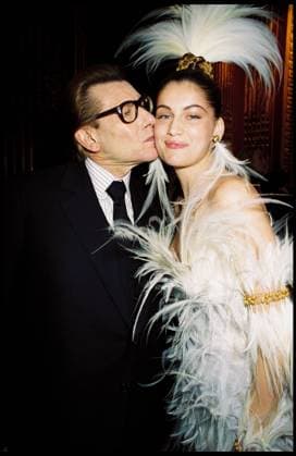 ARCHIVES - YVES SAINT LAURENT ET LAETITIA CASTA EN BACKSTAGE DU DEFILE YVES SAINT-LAURENT HAUTE-COUTURE PRINTEMPS-ETE 2000 Paris France *** Archiv YVES Heiliger LAURENT und LAETITIA CASTA IN BACKSTAGE VON DEFILE YVES Heiliger LAURENT HAUTE COUTURE Frühling SOMMER 2000 Paris Frankreich  Copyright: xRINDOFF-GARCIAx xBESTIMAGExRINDOFF-GARCIAx xBESTIMAGEx