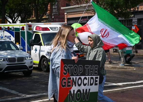 Woman With Israeli Flag Attacked During Edmonton Pro-Palestine Protest EDMONTON, CANADA JUNE 22: Members of the local Palestinian diaspora, joined by Iranian and other Middle Eastern Muslim protesters, along with local activists, gather on White Avenue in Edmonton for the Hands Off Palestine, Iran, Syria, Yemen, Lebanon protest on June 22, 2025, in Edmonton, Alberta, Canada. Edmonton Canada Copyright: xArturxWidakx originalFilename: widak-womanwit250622_np9jo.jpg