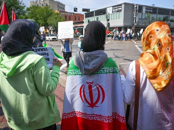 Woman With Israeli Flag Attacked During Edmonton Pro-Palestine Protest EDMONTON, CANADA JUNE 22: Members of the local Palestinian diaspora, joined by Iranian and other Middle Eastern Muslim protesters, along with local activists, gather on White Avenue in Edmonton for the Hands Off Palestine, Iran, Syria, Yemen, Lebanon protest on June 22, 2025, in Edmonton, Alberta, Canada. Edmonton Canada Copyright: xArturxWidakx originalFilename: widak-womanwit250622_npsrv.jpg