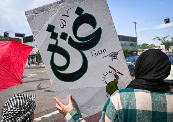 Woman With Israeli Flag Attacked During Edmonton Pro-Palestine Protest EDMONTON, CANADA JUNE 22: Members of the local Palestinian diaspora, joined by Iranian and other Middle Eastern Muslim protesters, along with local activists, gather on White Avenue in Edmonton for the Hands Off Palestine, Iran, Syria, Yemen, Lebanon protest on June 22, 2025, in Edmonton, Alberta, Canada. Edmonton Canada Copyright: xArturxWidakx originalFilename: widak-womanwit250622_npy7Z.jpg