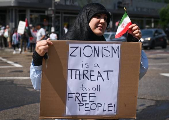 Woman With Israeli Flag Attacked During Edmonton Pro-Palestine Protest EDMONTON, CANADA JUNE 22: Members of the local Palestinian diaspora, joined by Iranian and other Middle Eastern Muslim protesters, along with local activists, gather on White Avenue in Edmonton for the Hands Off Palestine, Iran, Syria, Yemen, Lebanon protest on June 22, 2025, in Edmonton, Alberta, Canada. Edmonton Canada Copyright: xArturxWidakx originalFilename: widak-womanwit250622_np1oZ.jpg