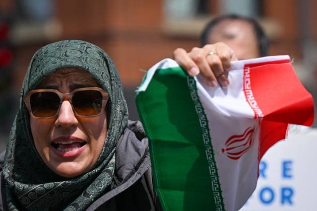 Woman With Israeli Flag Attacked During Edmonton Pro-Palestine Protest EDMONTON, CANADA JUNE 22: A protester holds an Iranian flag as members of the local Palestinian diaspora, joined by Iranian and other Middle Eastern Muslim protesters, along with local activists, gather on White Avenue in Edmonton for the Hands Off Palestine, Iran, Syria, Yemen, Lebanon protest on June 22, 2025, in Edmonton, Alberta, Canada. Edmonton Canada Copyright: xArturxWidakx originalFilename: widak-womanwit250622_npBo3.jpg