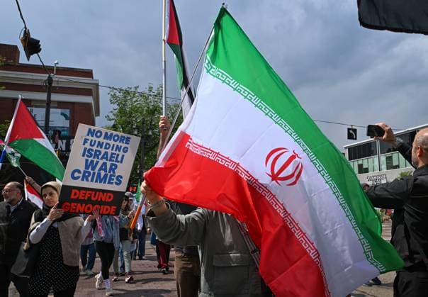 Woman With Israeli Flag Attacked During Edmonton Pro-Palestine Protest EDMONTON, CANADA JUNE 22: Members of the local Palestinian diaspora, joined by Iranian and other Middle Eastern Muslim protesters, along with local activists, gather on White Avenue in Edmonton for the Hands Off Palestine, Iran, Syria, Yemen, Lebanon protest on June 22, 2025, in Edmonton, Alberta, Canada. Edmonton Canada Copyright: xArturxWidakx originalFilename: widak-womanwit250622_npFJF.jpg